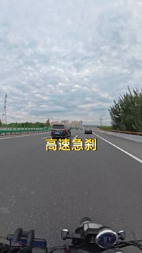 豫JVW117摩托西安高速闯禁违法停车险酿事故