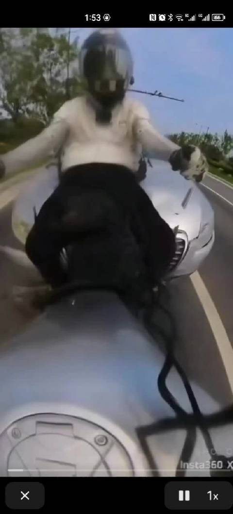 都把摩托车大哥撞得后空翻了