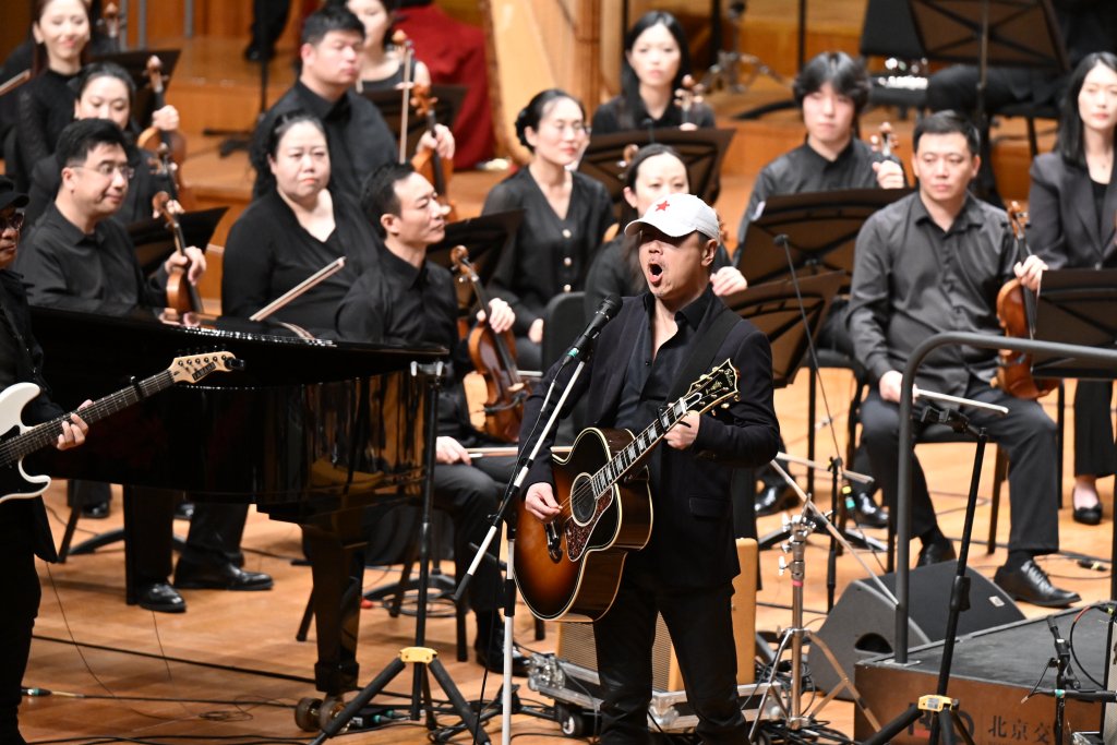 燃爆全场!崔健为北京国际音乐节收官,姜文也来了现场 燃爆全场!崔健为北京国际音乐节收官,姜文也来了现场