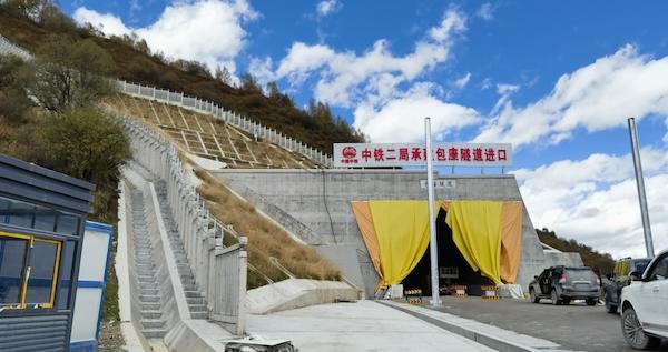 在“豆浆”地质里面开隧道，在无人之地建坦途，长征“草地”90年之变｜重走长征路