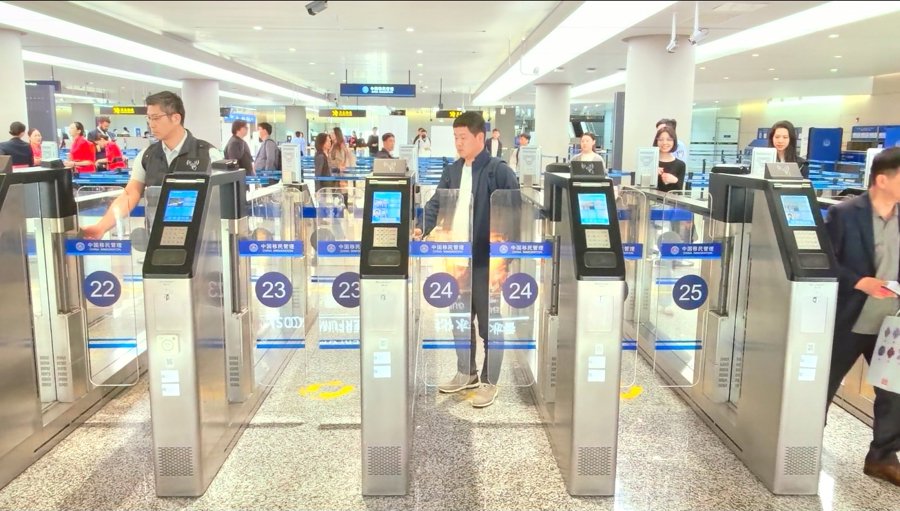 效率提升近50%,虹桥机场率先实现国际航班全流程无感通行 效率提升近50%,虹桥机场率先实现国际航班全流程无感通行