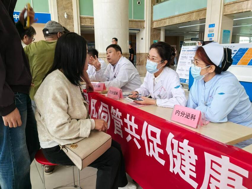一站式护骨服务受热捧 济宁市第一人民医院骨质疏松义诊现场人气爆棚