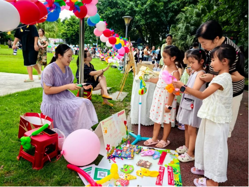 一把蔬菜换一份闲置 成都社区慈善市集开进街巷院落