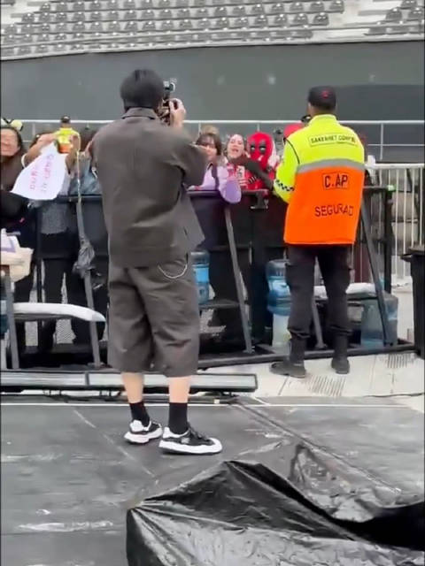 注意到两位打扮成死侍和蜘蛛侠的阿米