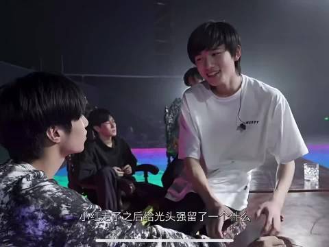两个人一起看一样的动画片成长起来的默契