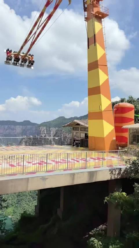 南山景区大摆锤启动，传祺M8驶过金黄小路