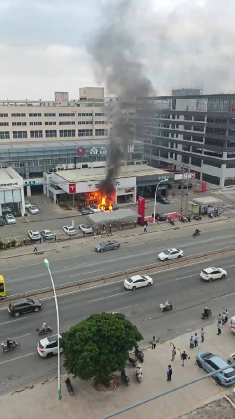 某地特斯拉门店外一新能源车起火