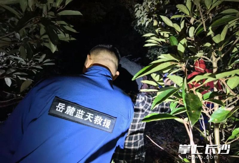岳麓蓝天救援队连续两日搜寻,平安寻回两位走失高龄老人 岳麓蓝天救援队连续两日搜寻,平安寻回两位走失高龄老人