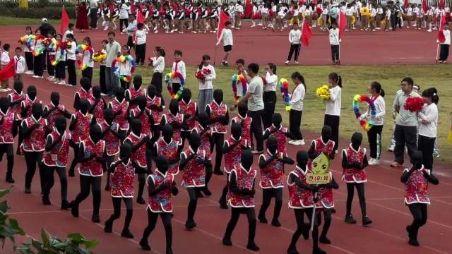 老师创意装扮机器人进校园，喊乘风破浪势不可挡口号