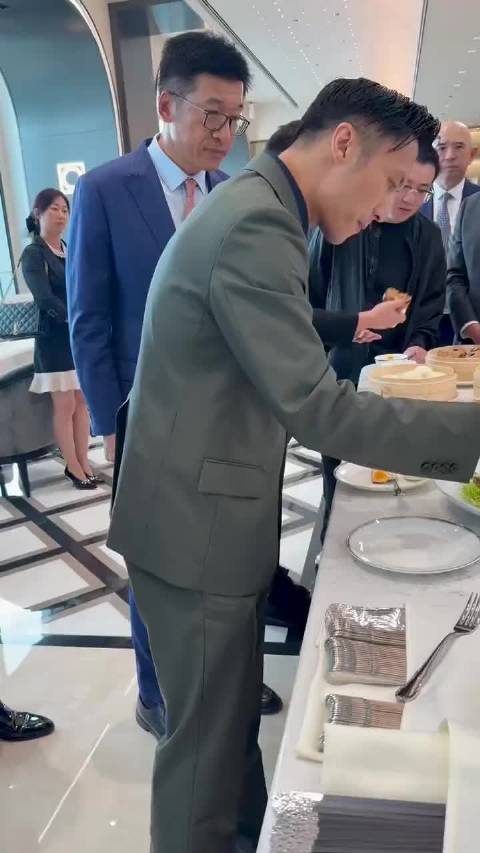 谢霆锋不愧是美食家，现场细细品鉴中式茶点，认真的样子很接地气