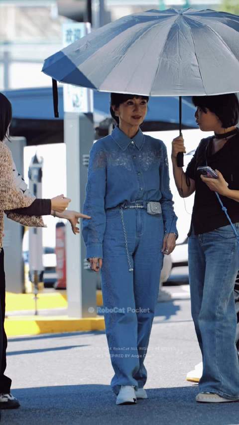 赵雅芝路边被路人夸好年轻好漂亮