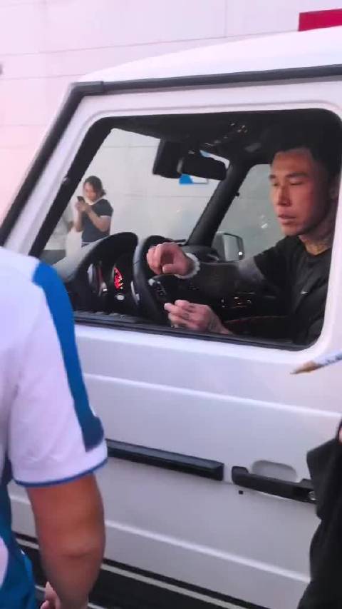 张琳芃调侃武磊变年轻了这我怎么防
