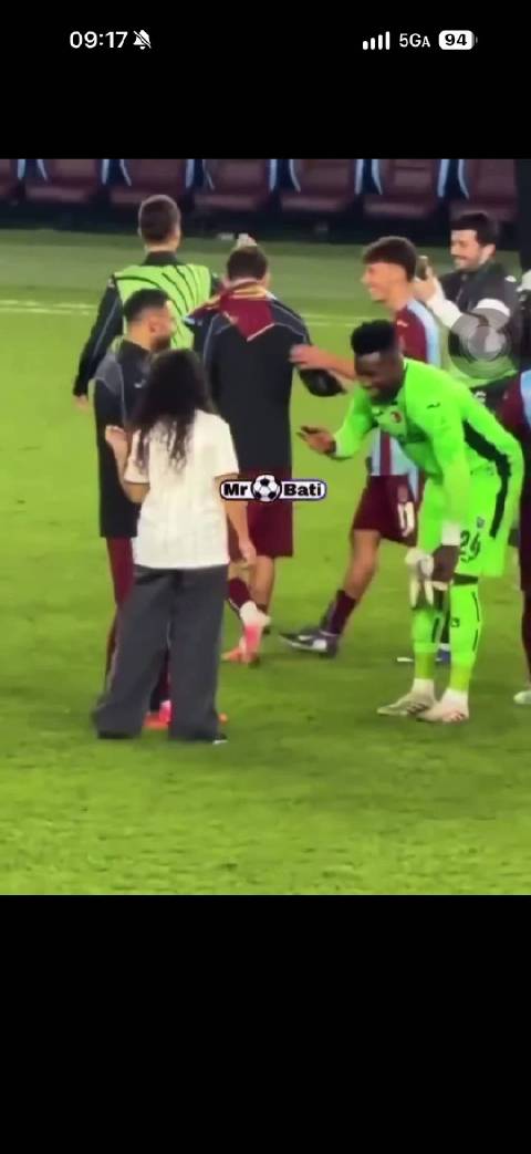 萨拉赫家人抵达特拉布宗奥纳纳与萨拉赫女儿击掌