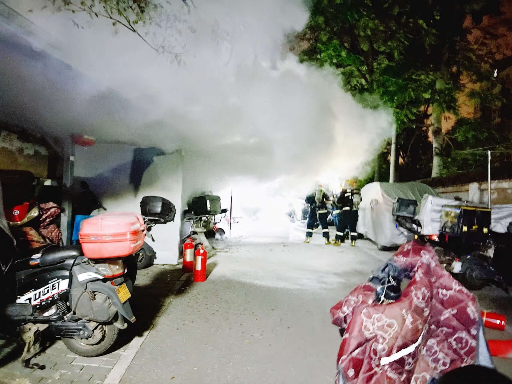深夜车棚电动自行车起火,中关村街道快速处置 深夜车棚电动自行车起火,中关村街道快速处置