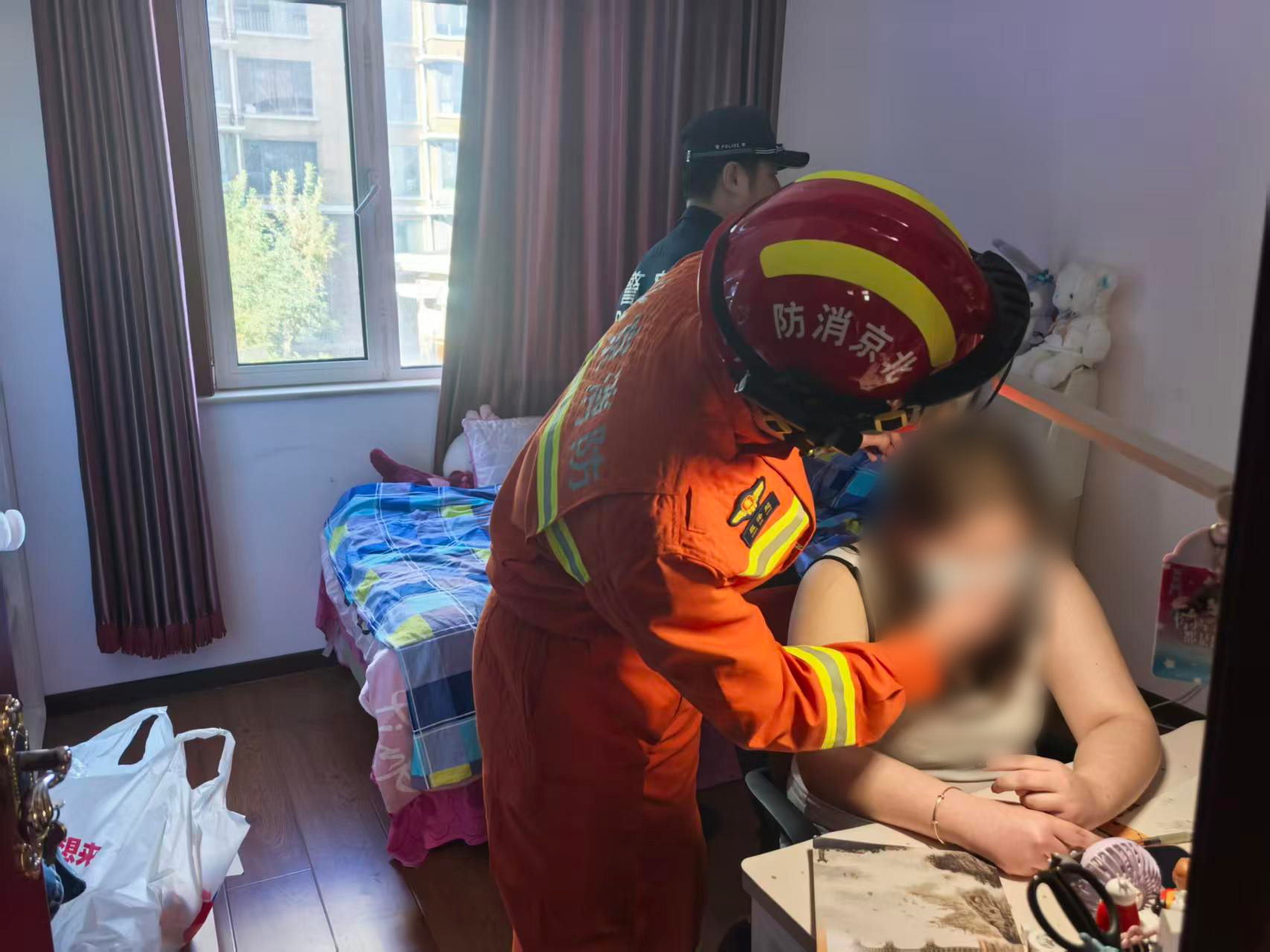 女孩突发疾病被困家中，北京顺义消防两分钟紧急破门