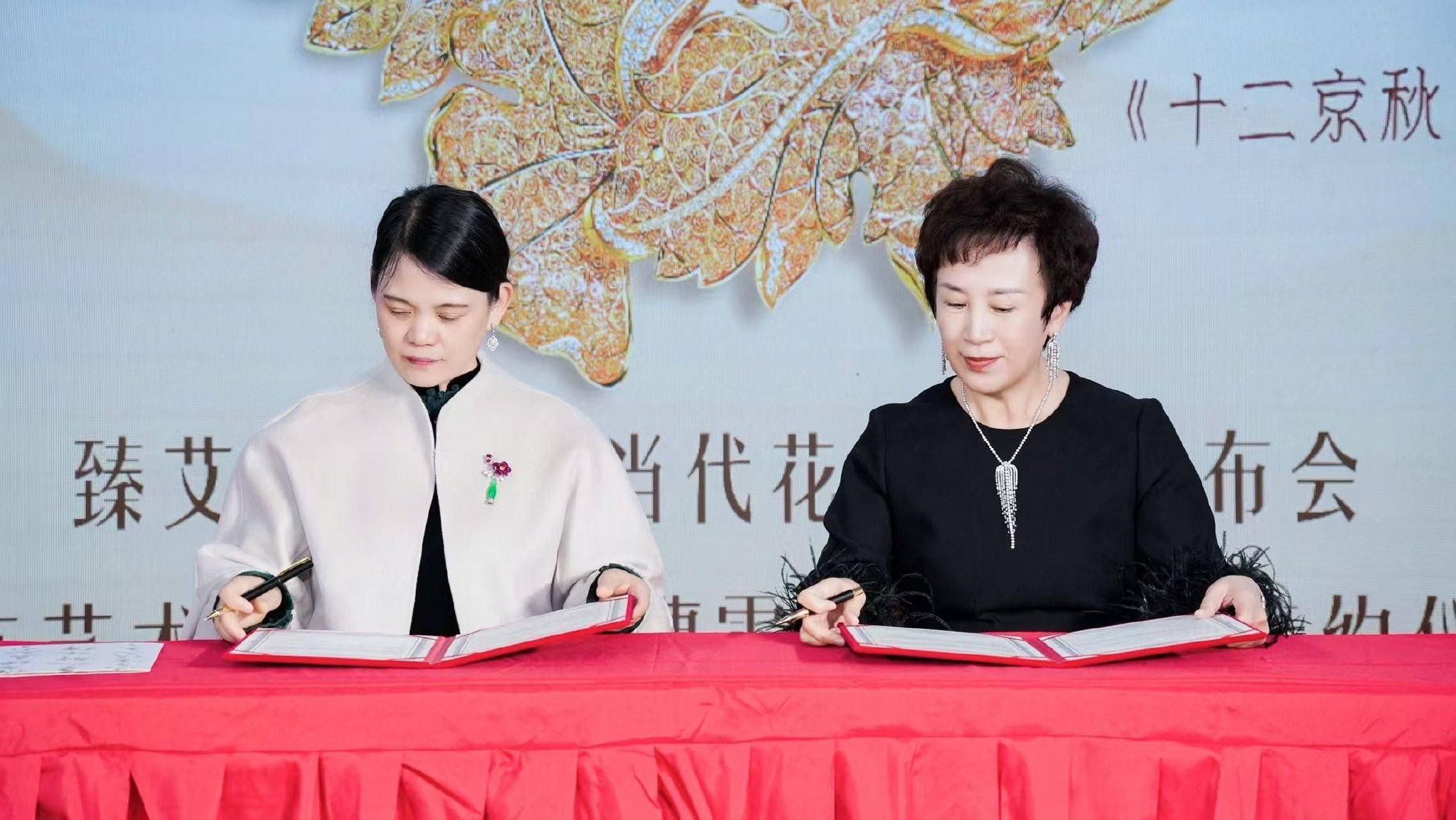 《红楼梦》中平儿日常佩戴的虾须镯到底什么样? 《红楼梦》中平儿日常佩戴的虾须镯到底什么样?