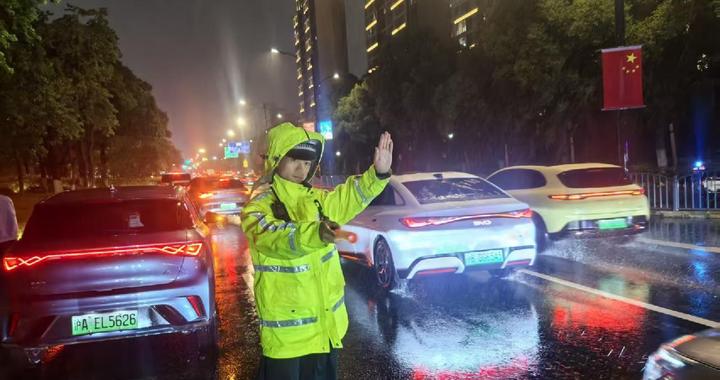 上海浦东:“蔷琵”影响持续增强 警方持续守护 上海浦东:“蔷琵”影响持续增强 警方持续守护