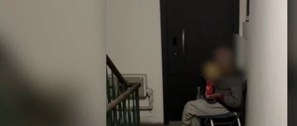 九旬老人被大女儿拦在家门外,在楼道睡了近1年,多方回应→ 九旬老人被大女儿拦在家门外,在楼道睡了近1年,多方回应→