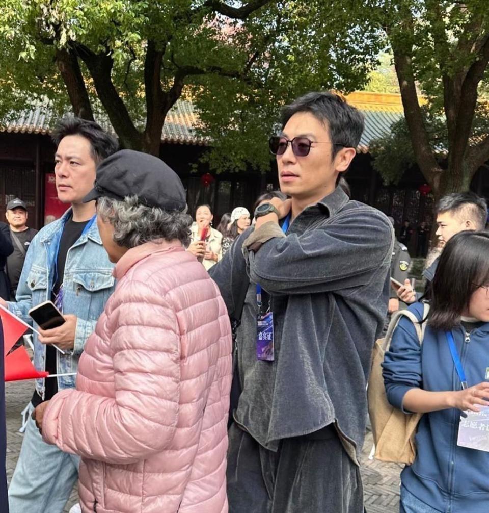 42岁朱亚文在南京被路人偶遇，真人又高又帅，在人群里格外惹眼