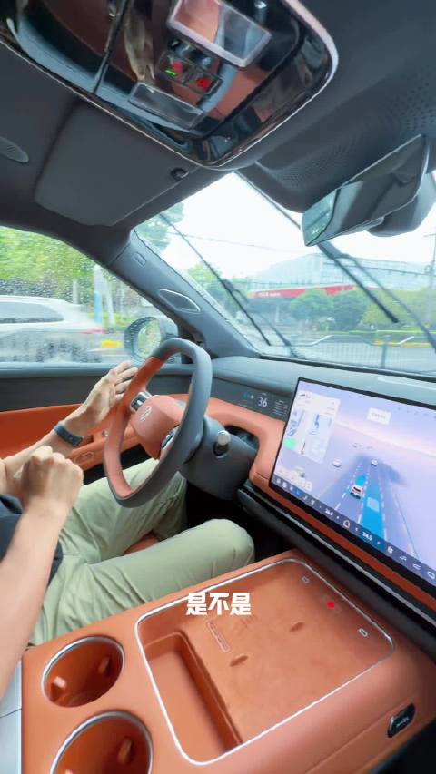 上汽大众IDERA8X实测自动泊车，窄车位一把泊入