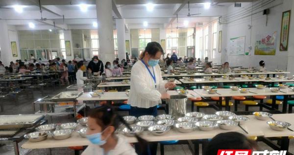 宁远县莲花小学:10月份膳食监督家长委员会成员来校开展督查活动 宁远县莲花小学:10月份膳食监督家长委员会成员来校开展督查活动