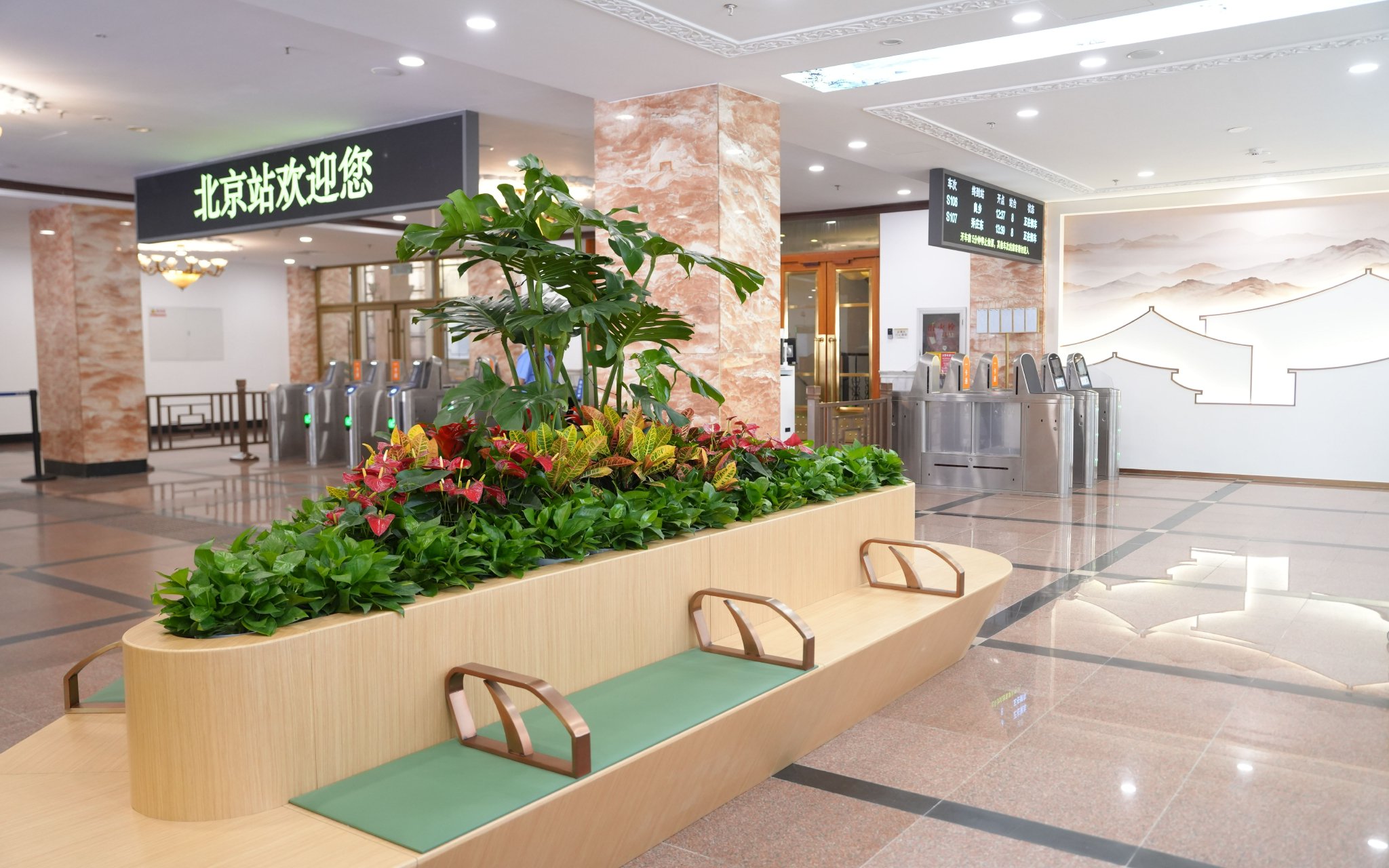 北京站市郊铁路候车区焕新升级，方便旅客通勤出行