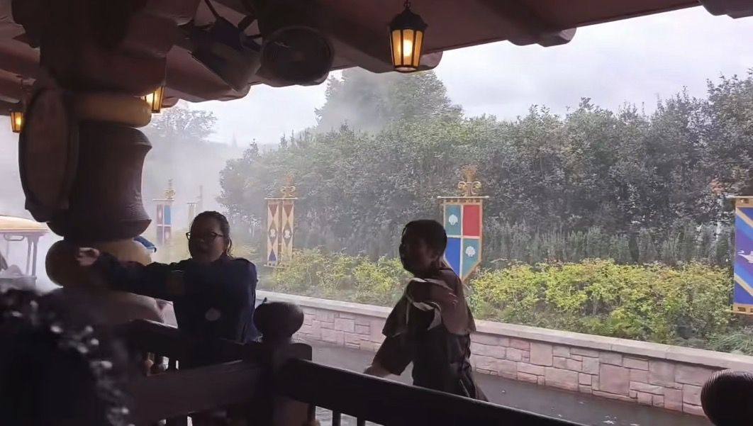 上海迪士尼乐园一骑乘项目起火疏散游客?园方:未起火,系统意外启动 上海迪士尼乐园一骑乘项目起火疏散游客?园方:未起火,系统意外启动