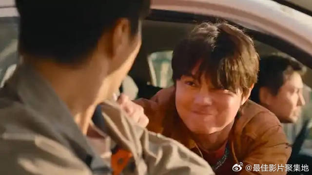 范丞丞开车超过沈腾，不料尹正不讲武德，竟手动刹车！