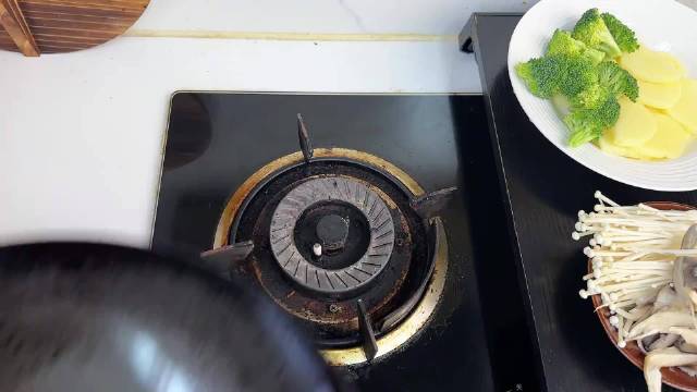 会做饭的男人帅过彭于晏，一锅麻辣香锅香到邻居来敲门，赶紧学起来吧！
