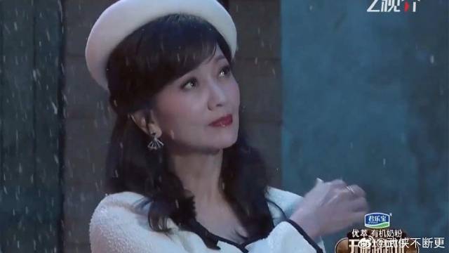 岁月不败美人！赵雅芝再演冯程程风采依旧，一出场被狠狠惊艳！