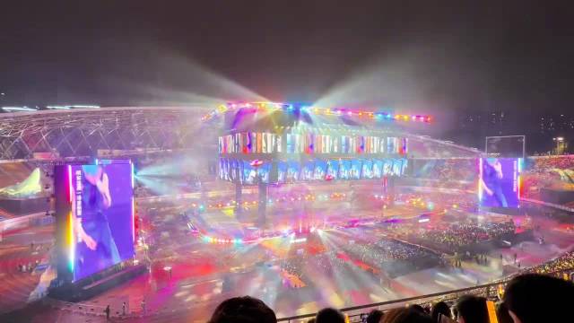 薛之谦贵阳演唱会晚风彩带交织歌声
