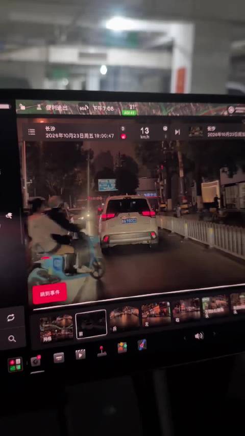 长沙事故现场双手松开抓头盔引疑问