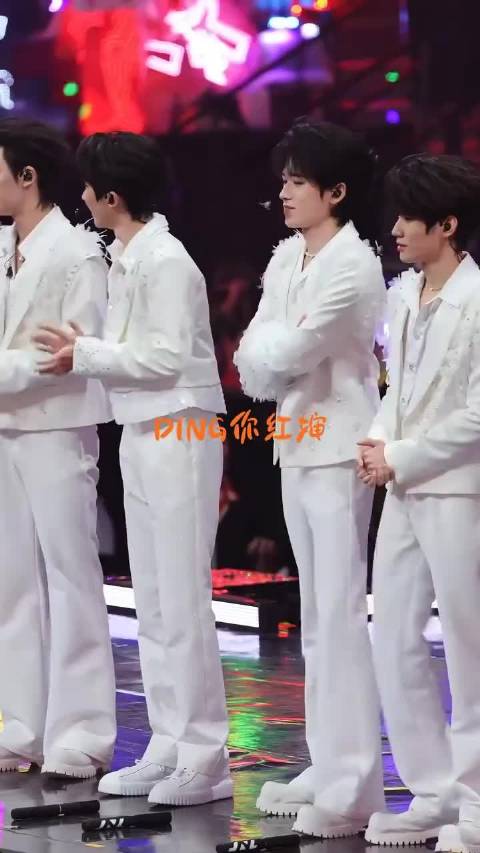 我将玫瑰藏于身后 时刻盼望着与你赴约.