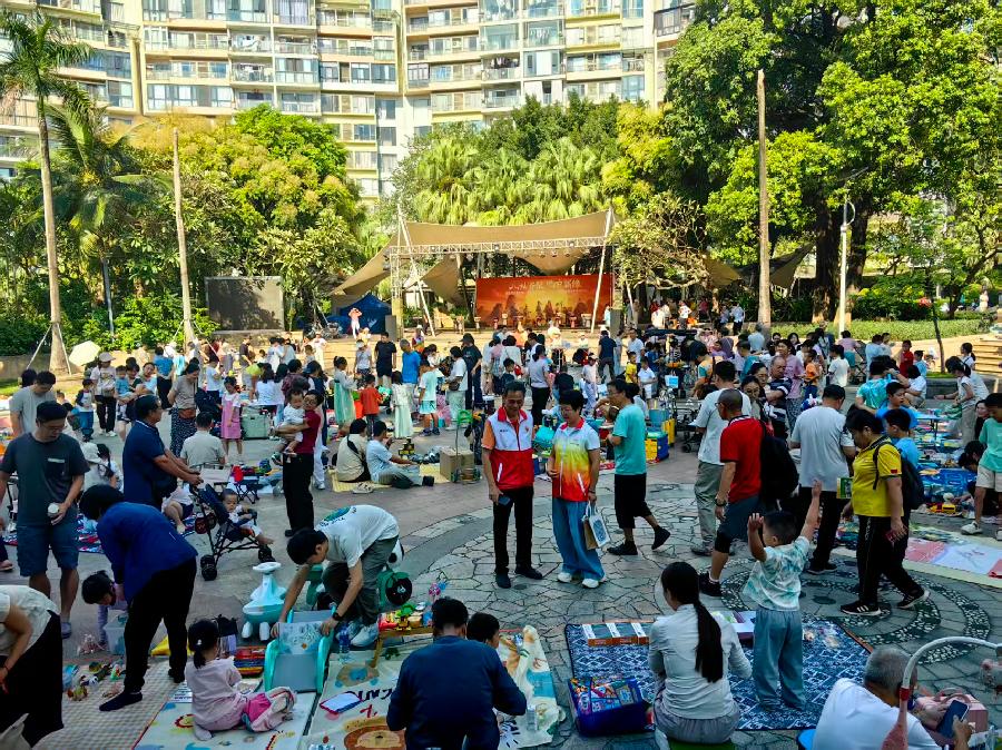孩子当摊主、主持舞台,天河区黄村街康城社区“自由换”少儿集市热闹开市 孩子当摊主、主持舞台,天河区黄村街康城社区“自由换”少儿集市热闹开市