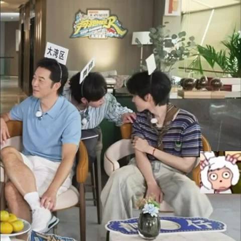 我求求这两个神人了 怎么会有人试图从对方眼睛里看自己头顶上的字啊