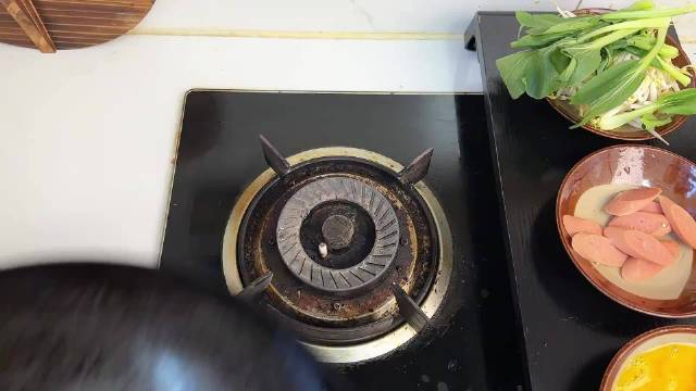 会下厨的男人自带光环，一碗炒方便面也能帅过彭于晏，烟火气里藏不住的魅力