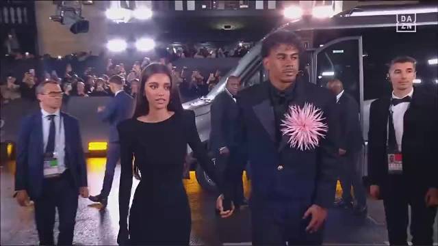 亚马尔全黑西装搭配巨型胸花，携女友现身金球奖红毯