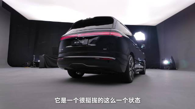 腾势N8前备箱实拍，电动开闭轻敲开启配双层排水