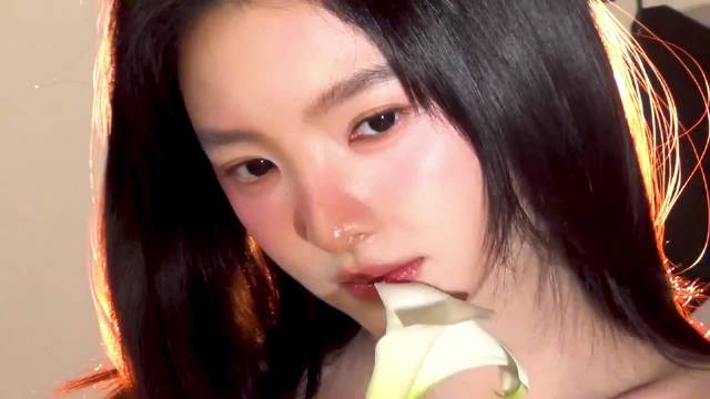 章若楠红秀十月刊封面大片自在舒展