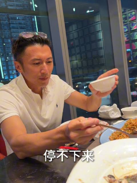 今日下饭素材送达跟着谢霆锋找美食，闭眼入，吃着不烧心