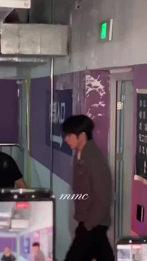 声生不息导演发的刘耀文彩排物料 进场主动向镜头致意