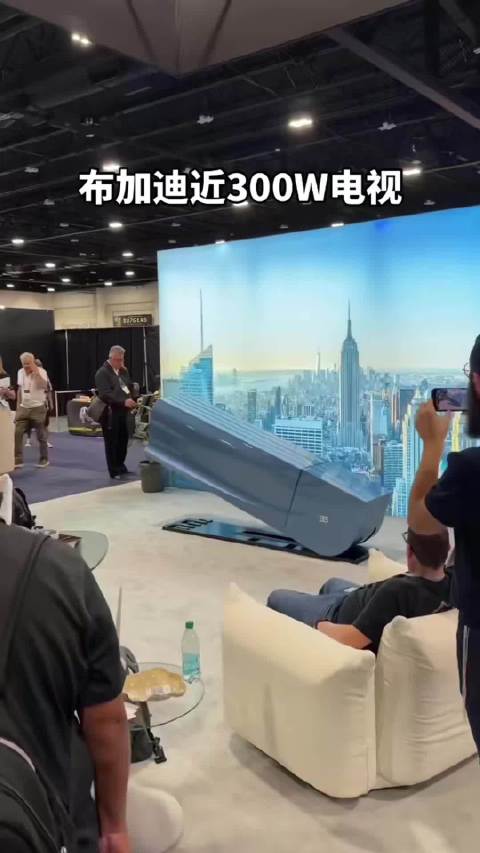 还得是布加迪，电视机都这么豪气， 但是这开个机也太慢了吧？