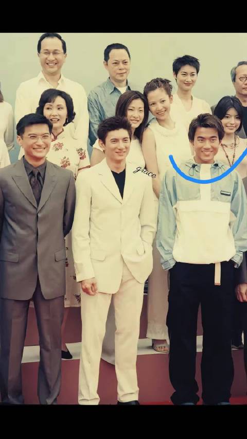 刘恺威旧照曝光，吴奇隆旁显路人感