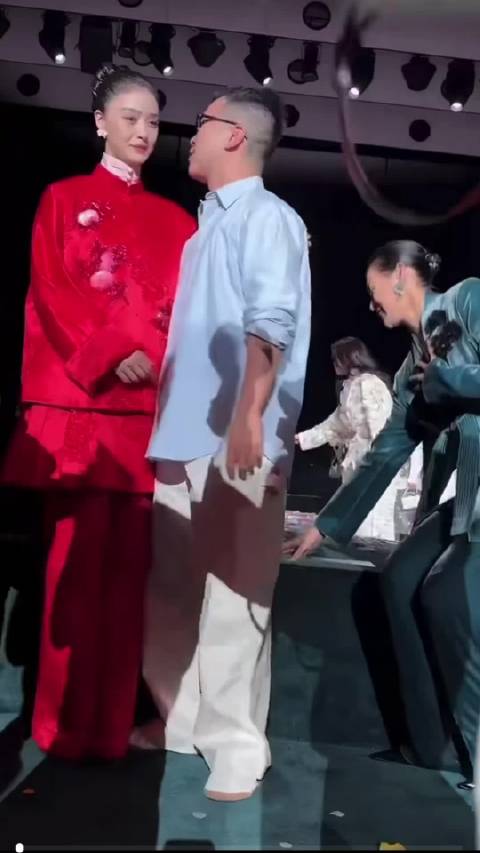 蒋欣大秀合影遭设计师突袭亲脖颈，受惊仍体面配合引热议