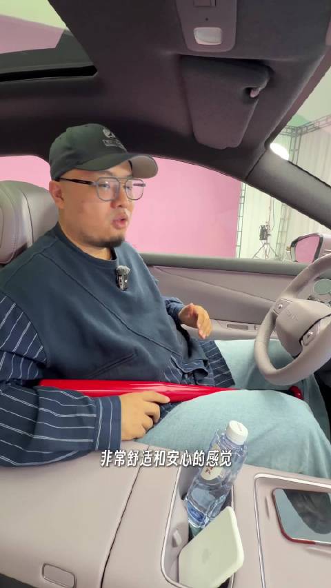 实测日产NX7后排空间宽敞，配磁吸拓展坞及座椅通风加热