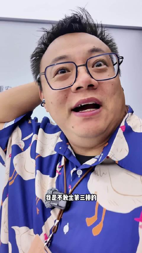 全系标配后风挡气帘，三排座椅还有加强钢板，享界V8这安全没谁了