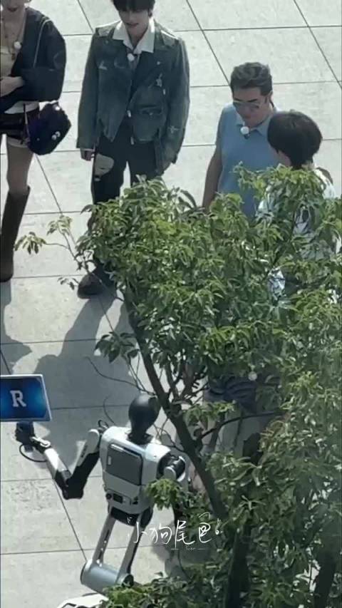奔跑吧特别季录制 张真源向机器人鞠躬握手