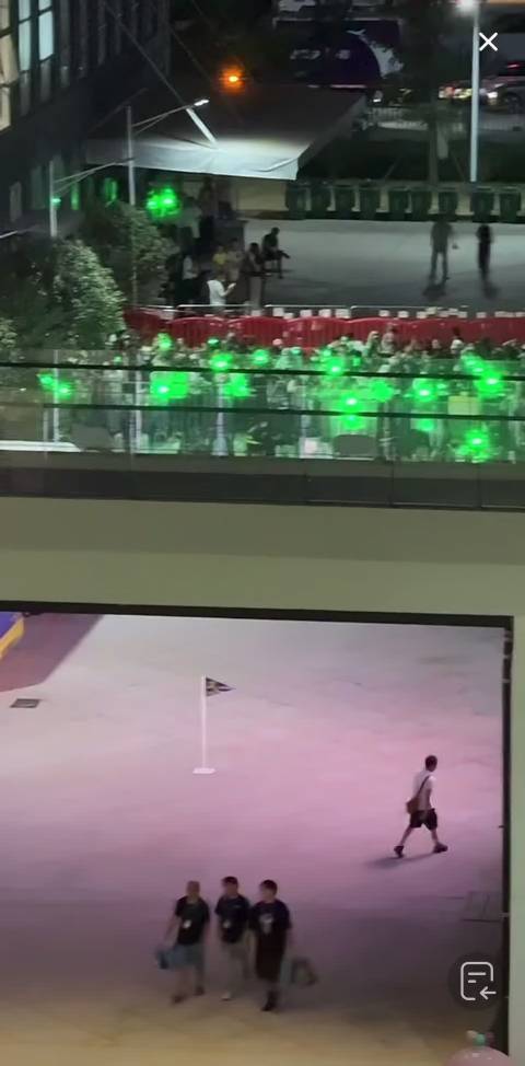 奔跑吧录制现场张真源粉丝最给力了绿色灯牌亮起来真好看