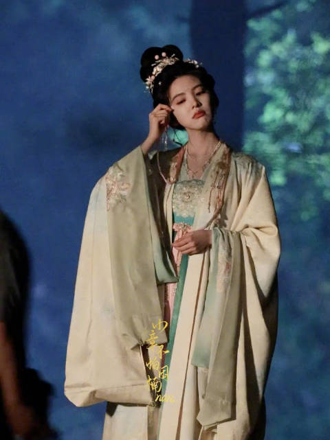 现在出场的不是白珠玑 是章若楠 拿个小飘带挠痒痒 蹲下来又捡木棍玩儿