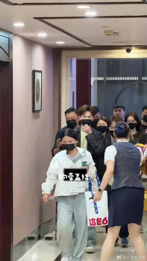现场粉丝太热情，小林在身后默默守护，一步三回头